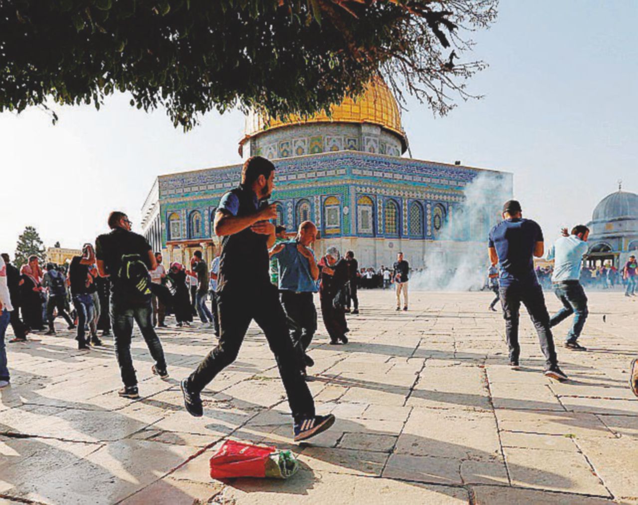 Lacrimogeni e preghiere - Gli scontri avvenuti sulla Spianata delle Moschee a Gerusalemme fra musulmani e israeliani - Reuters “Botte alla Spianata colpa di Bibi e Abu Mazen”