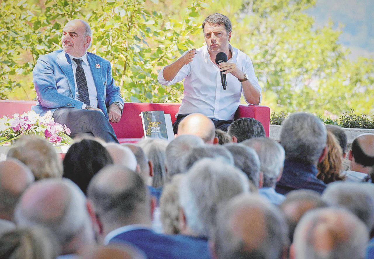 L’ex premier in gita tra i deluchiani per vendere il libro