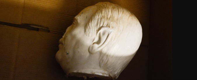 Copertina di Palermo, dopo la statua distrutta in fiamme anche un manifesto di Giovanni Falcone. Orlando: “Mafia nervosa”