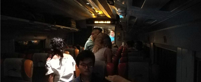 Copertina di Italo, treno Roma-Milano bloccato per oltre 2 ore in galleria: senza luce e aria condizionata. Malori all’arrivo a Firenze