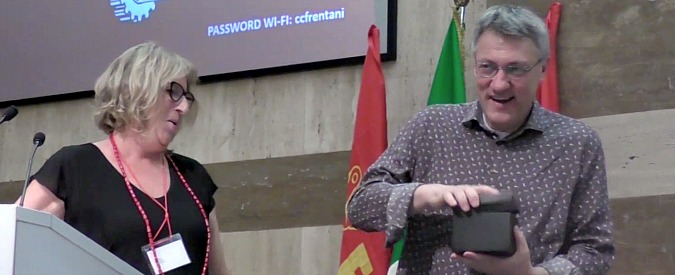 Copertina di Fiom, Landini saluta i metalmeccanici per l’ultima volta: “Per me è difficile, è la mia vita”. E scarta i regali dei delegati