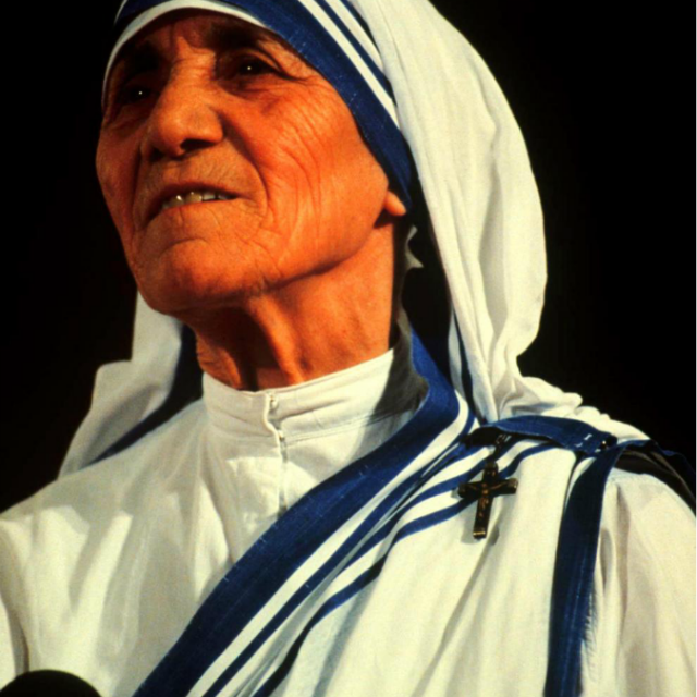 Madre Teresa, il sari bianco e blu diventata un marchio registrato