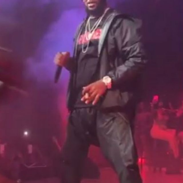 R. Kelly e le “schiave del sesso”, rapper accusato da alcuni genitori: “Ragazze plagiate”