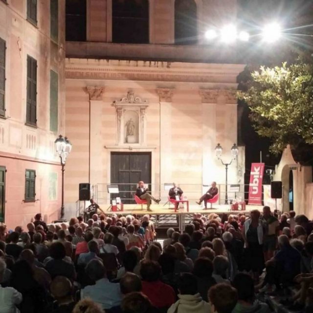 Savona, divieto di fare rumore al festival letterario. Si applaudirà con i cartelli