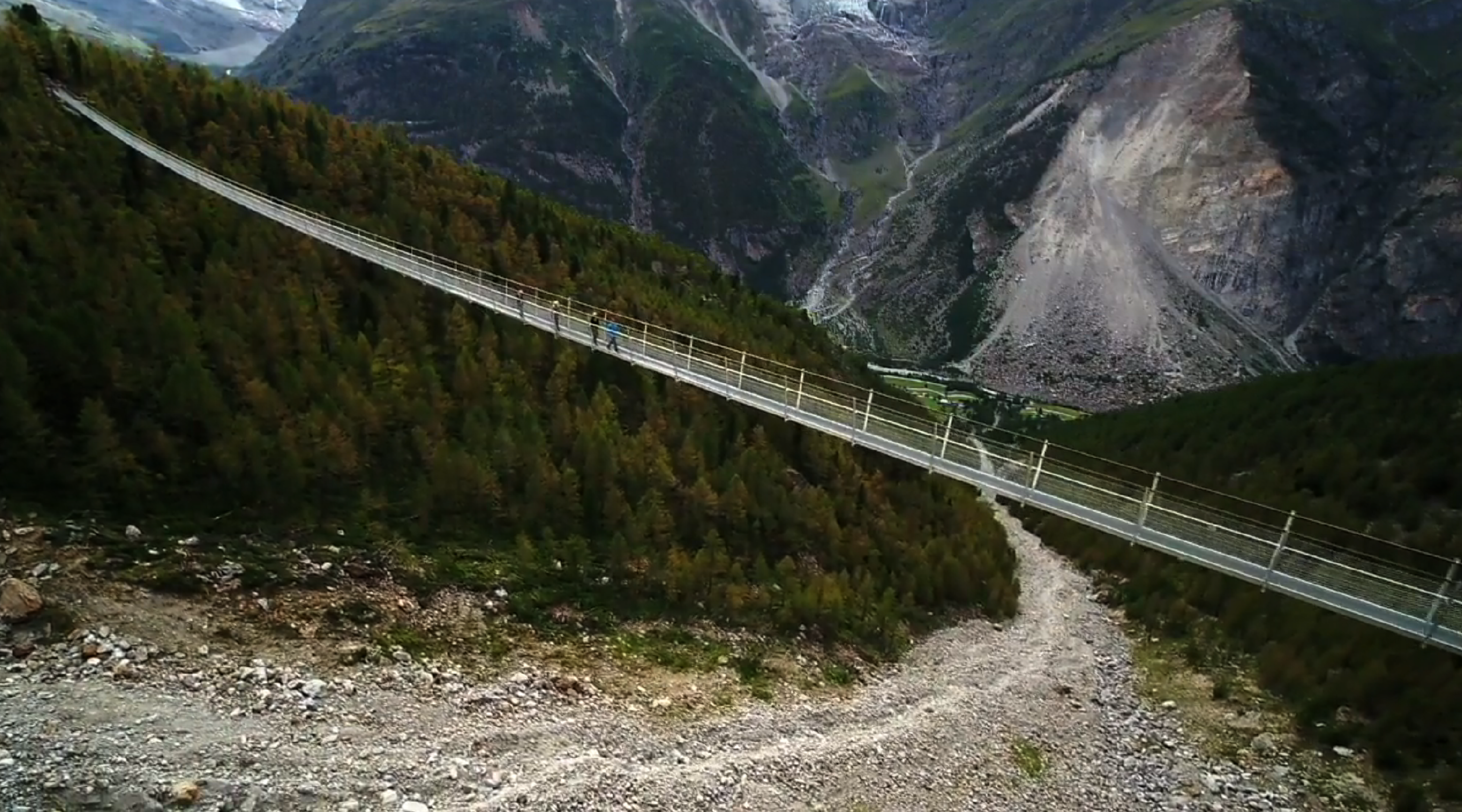 Copertina di Svizzera, 500 metri sospesi nel vuoto. La camminata sul burrone è da brividi