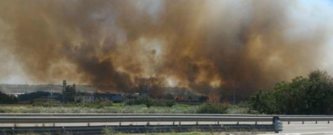Copertina di Incendi, evacuato lo stabilimento Fiat di Termoli: a fuoco un capannone. Chiusa l’A14, sospeso il traffico ferroviario