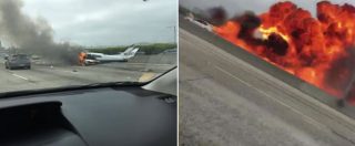 Copertina di Aereo si schianta sull’autostrada, centra alcune auto e prende fuoco. L’impatto ripreso dagli automobilisti in California