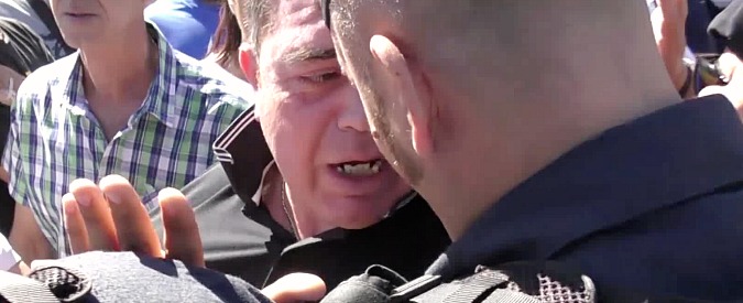 Copertina di Roma, ambulanti contro la delibera del consigliere M5s: “Pezzo di m…”. Tensione con la polizia e traffico in tilt