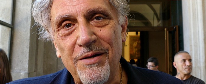 Copertina di Paolo Villaggio, Andrea Roncato alla camera ardente: “Come sopportare quello che ci fa la politica senza essere tutti dei Fantozzi?”