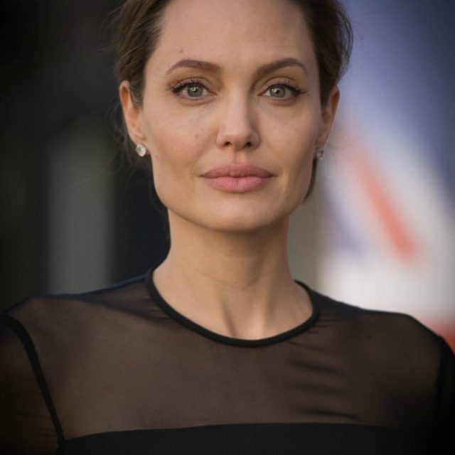 Angelina Jolie, è guerra aperta con Brad Pitt: “Vuole uccidere ogni suo rapporto con i figli. È animata da collera sorda e senza fine”