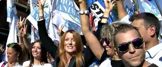 Copertina di Roma, sfila il Movimento animalista di Michela Brambilla. Berlusconi: “In agenda di governo pene più severe contro maltrattamenti”