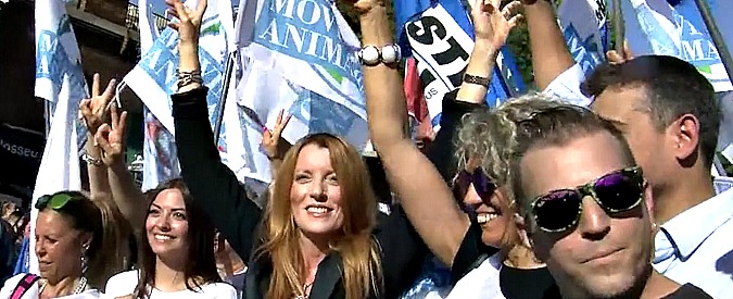 Copertina di Roma, sfila il Movimento animalista di Michela Brambilla. Berlusconi: “In agenda di governo pene più severe contro maltrattamenti”