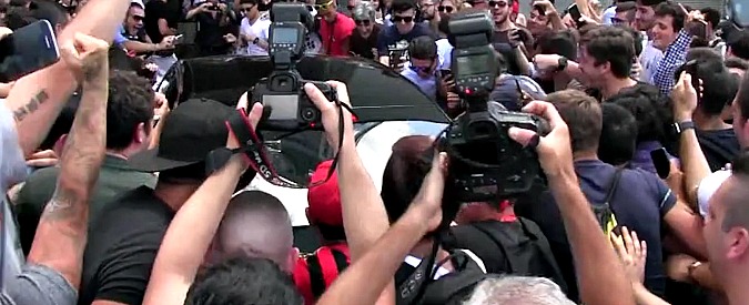 Copertina di Bonucci arriva a Casa Milan per firmare. L’auto presa d’assalto da cinquecento tifosi