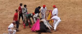 Copertina di Corrida a Pamplona, i vegani invadono l’arena per fermare il torero. Fischiati e allontanati dopo l’abbraccio al toro
