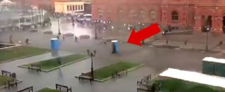 Copertina di I bagni chimici inseguono le persone nella piazza rossa. Ecco come il maltempo trasforma i WC di Mosca in armi micidiali