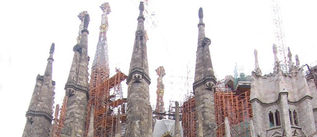 Sagrada Familia, il Comune di Barcellona blocca i lavori: no all’ampliamento che abbatterebbe 150 appartamenti