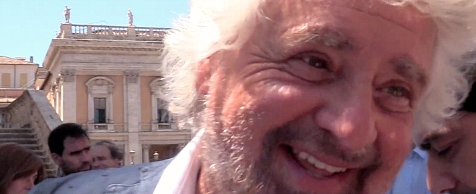 Copertina di Villaggio, Grillo alla camera ardente: “Mente libera, a volte ci criticava”. Poi una risata sul voto di Fantozzi al M5s