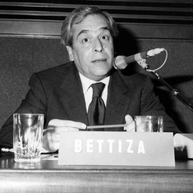 Enzo Bettiza, morto uno degli ultimi grandi vecchi del giornalismo: fu un critico feroce del comunismo