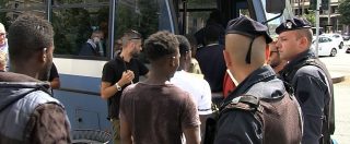 Copertina di Migranti, nuovo blitz della polizia in stazione Centrale a Milano. Assessore Rozza: “Operazione di sostanza, non spettacolo”