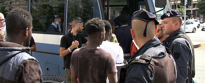 Copertina di Migranti, nuovo blitz della polizia in stazione Centrale a Milano. Assessore Rozza: “Operazione di sostanza, non spettacolo”