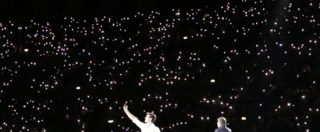 Copertina di Roberto Bolle lancia la ola dal palco dell’Arena di Verona: questa volta a dare spettacolo è il pubblico