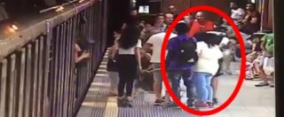 Copertina di Milano, il borseggiatore in metro placcato dai passeggeri e consegnato alla security