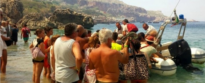 Copertina di Incendi, 700 turisti evacuati via mare da un villaggio turistico di San Vito Lo Capo