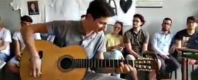 Copertina di All’esame canta Bob Dylan per l’amico morto, Alessandro commuove la commissione. La Preside: “Questa è maturità”