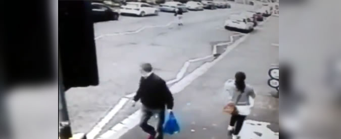 Copertina di Non riesce a schiodare lo sguardo dal lato B della ragazza: occhio al finale