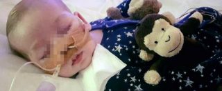 Copertina di Charlie Gard è morto, addio al piccolo di 11 mesi affetto da malattia incurabile dopo la lunga battaglia legale dei genitori