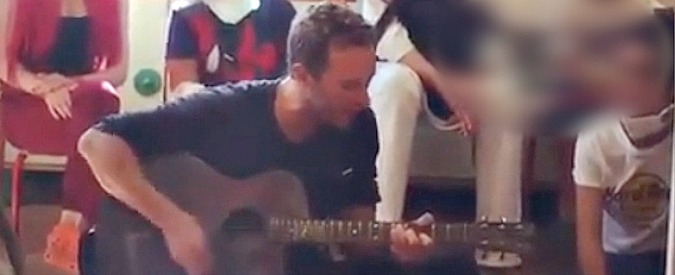 Copertina di Coldplay a Milano, il regalo di Chris Martin ai bambini ricoverati in ospedale