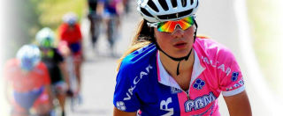 Copertina di Claudia Cretti cade a 90 km/h durante il Giro Rosa e sbatte la testa: è in prognosi riservata