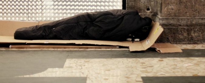 Parigi, il Comune accoglie i senzatetto nei suoi saloni. L’allarme della sindaca: “Mancano 3000 posti letto per l’inverno”