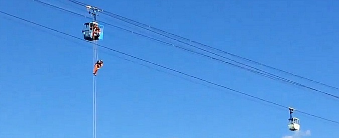 Copertina di Germania, guasto alla funivia: passeggeri sospesi nel vuoto. Le spettacolari operazioni di salvataggio dei vigili del fuoco