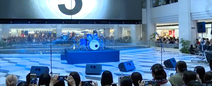 Copertina di Il concerto dura 8 secondi, i fan aspettano da più di sei ore. Ma quello di Tokyo non è un record, ecco perché