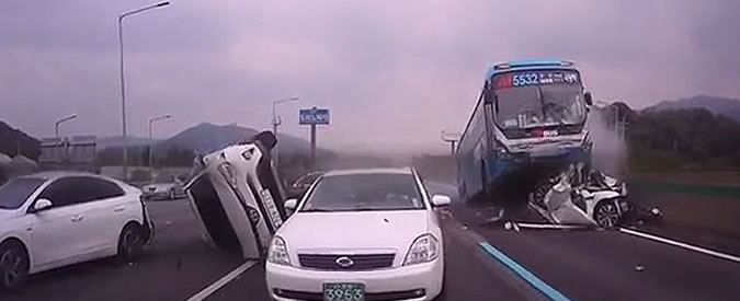 Copertina di Tragedia ad alta velocità, immagini choc: il bus perde il controllo e travolge le auto. Due morti
