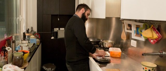 Come fare il cuoco a domicilio, il decalogo ufficiale (completo di cerotti)