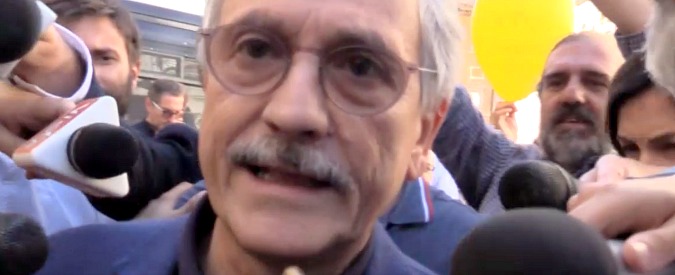 Copertina di D’Alema in piazza con Pisapia: “Alle elezioni andremo da soli. Se avremo successo spingeremo Pd verso centrosinistra”
