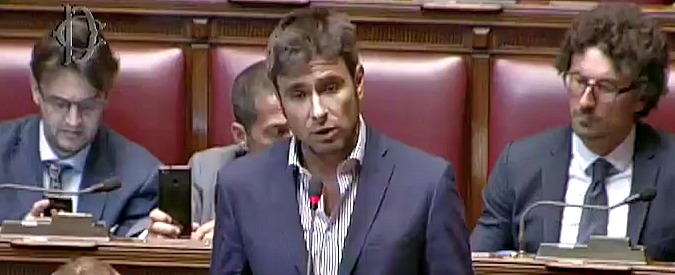 Copertina di Libia, Di Battista: “Ai francesi il petrolio a noi i barconi. Non ci si mette a 90 gradi di fronte all’interesse generale”