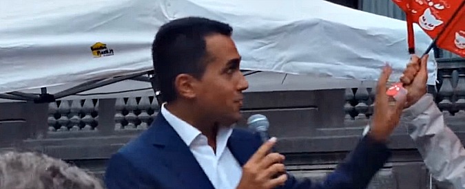 Copertina di Caso “ombrelline”, quando Di Maio rifiutò di essere coperto durante un comizio a Reggio Emilia