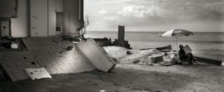 Copertina di Mafie globali, in mostra le immagini scioccanti del litorale domitio (gallery). “Crimine sottovalutato fuori dall’Italia”