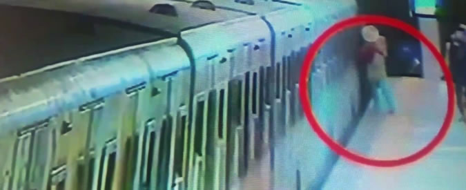 Copertina di Roma, donna incastrata e trascinata da un convoglio della metro B. Il video dell’accaduto