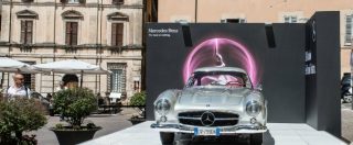 Copertina di La Mercedes 300 SL “ali di gabbiano” rende omaggio al Festival dei Due Mondi – FOTO