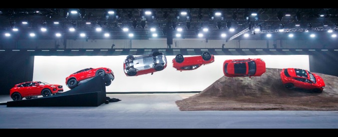 Copertina di Jaguar E-Pace, debutto con salto mortale record per il baby suv del Giaguaro – FOTO e VIDEO