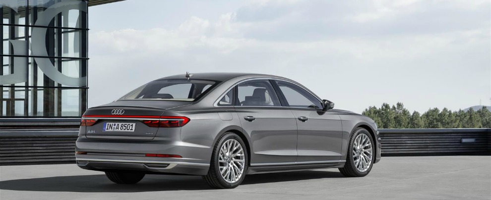 Copertina di Audi A8, guida (quasi) autonoma e intelligenza artificiale. Prove di futuro – FOTO