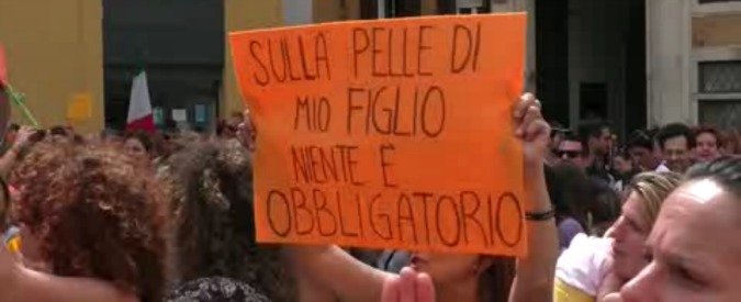 Copertina di Vaccini, presidio free-vax mentre in Aula si vota l’ok al decreto: “Non ci fermerete”