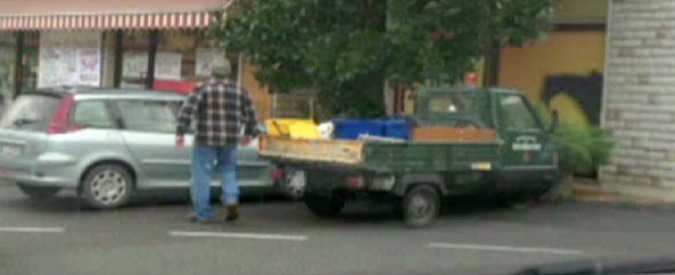 Copertina di Braccia rubate all’agricoltura? Non proprio: il dipendente comunale timbra il cartellino e va a coltivare l’orto