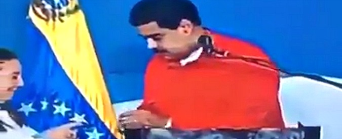 Copertina di Venezuela, imbarazzo per il presidente Maduro: il meccanismo di registrazione del voto fa cilecca in diretta tv