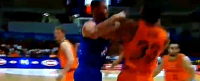Copertina di Basket, follia Danilo Gallinari: pugno all’avversario e frattura della mano destra. La scazzottata durante il match con l’ Olanda