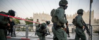 Copertina di Gerusalemme, attentato sulla spianata della Moschee: muoiono due agenti. Uccisi i tre assalitori